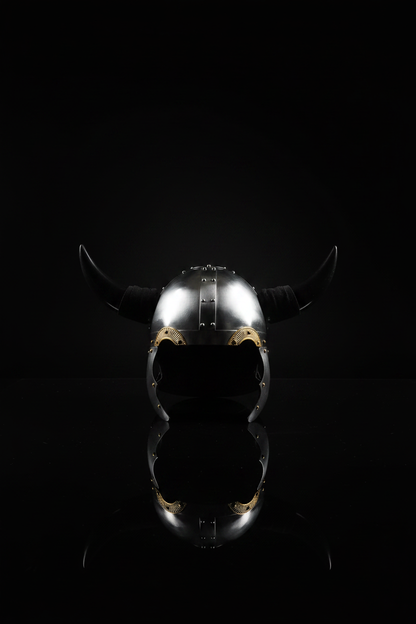 Wikinger-Helm aus Stahl mit echten Ochsenhörnern und goldenen Verzierungen