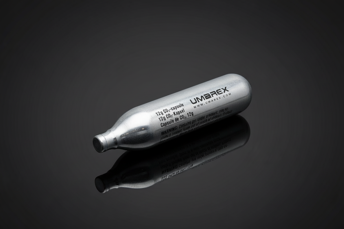 Capsula CO₂ da 12 g su piano a specchio scuro