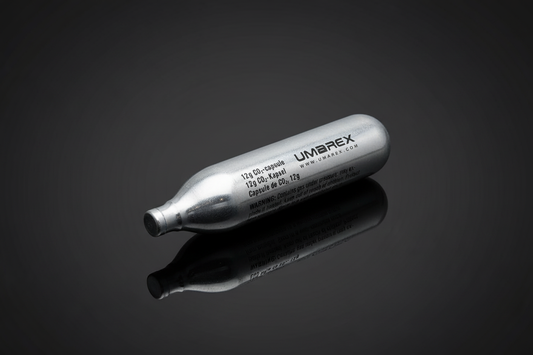 Capsula CO₂ da 12 g su piano a specchio scuro