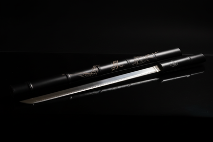 Katana Shadow Blade – Sfondo Scuro Piano a Specchio