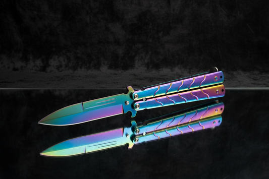 Prism Edge – Vista aperta, sfondo scuro specchio